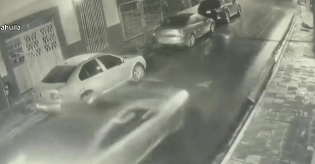 Se pasa el alto y causa aparatoso accidente en el Centro de Saltillo ...