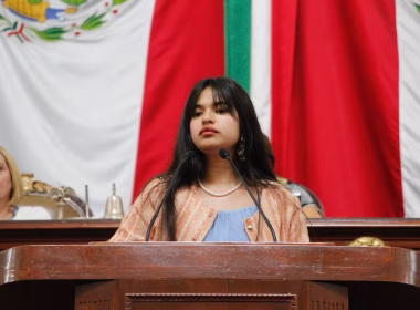 Ana Karen enfreta a diputados