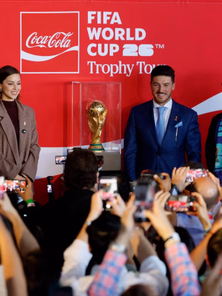 El trofeo del Mundial desata emoción y fiesta futbolera en Monterrey