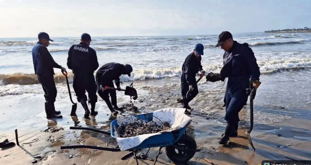 Derrame de crudo en Tabasco se extiende hasta Tamaulipas; detectan residuos en playa Miramar y suman más de 30 toneladas recolectadas